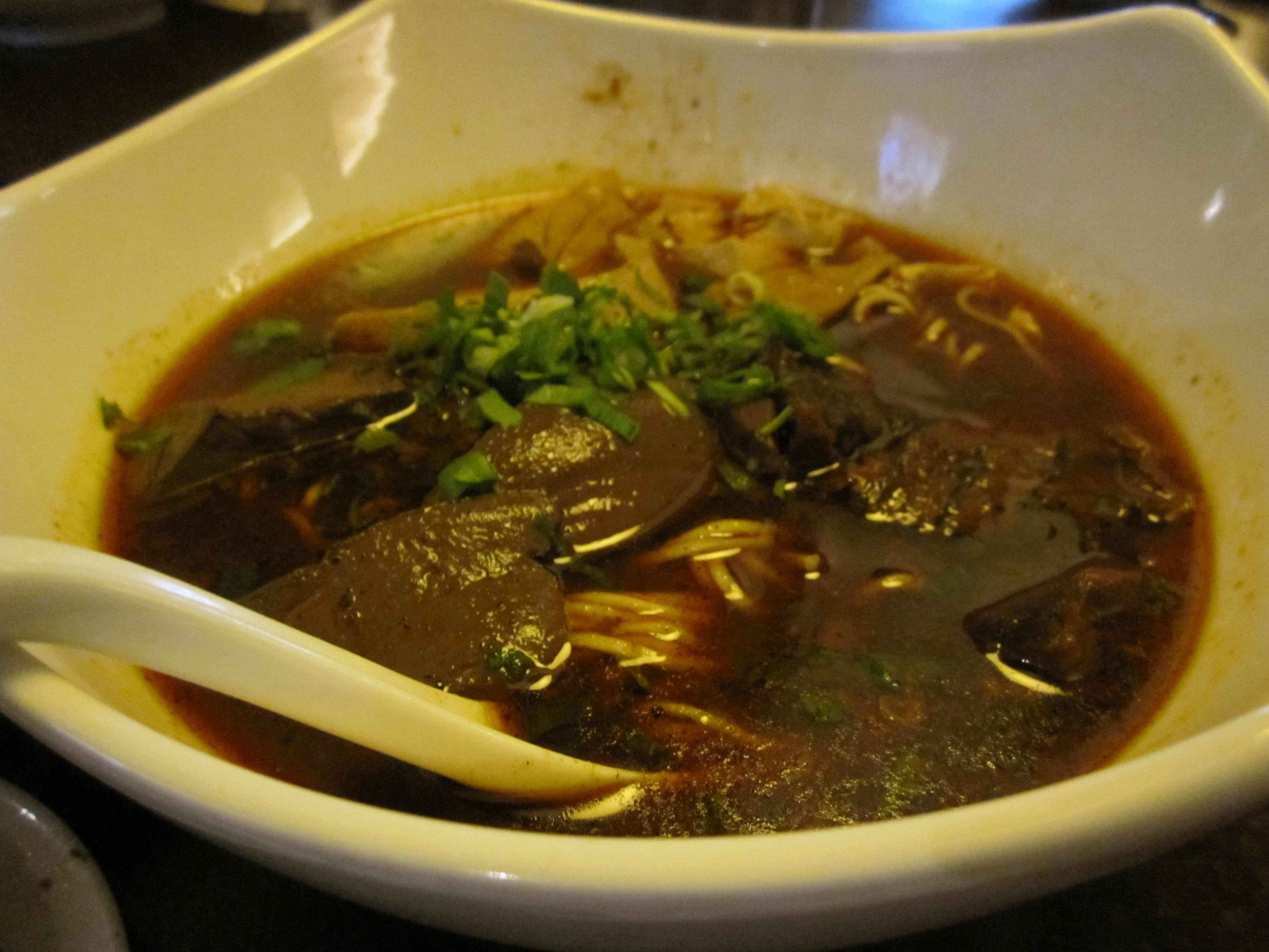 麻辣鍋店裡吃麻辣麵