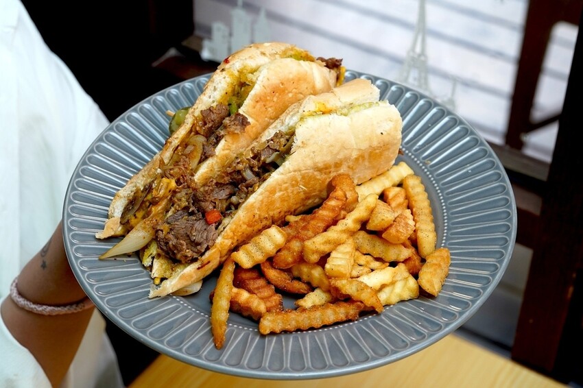 高雄異國美食餐廳推薦！挑戰巨無霸牛肉大漢堡，香蕉巧克力煎餅絕