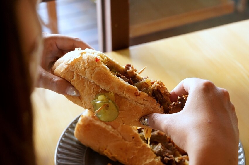高雄異國美食餐廳推薦！挑戰巨無霸牛肉大漢堡，香蕉巧克力煎餅絕