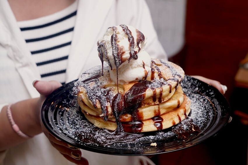 高雄異國美食餐廳推薦！挑戰巨無霸牛肉大漢堡，香蕉巧克力煎餅絕