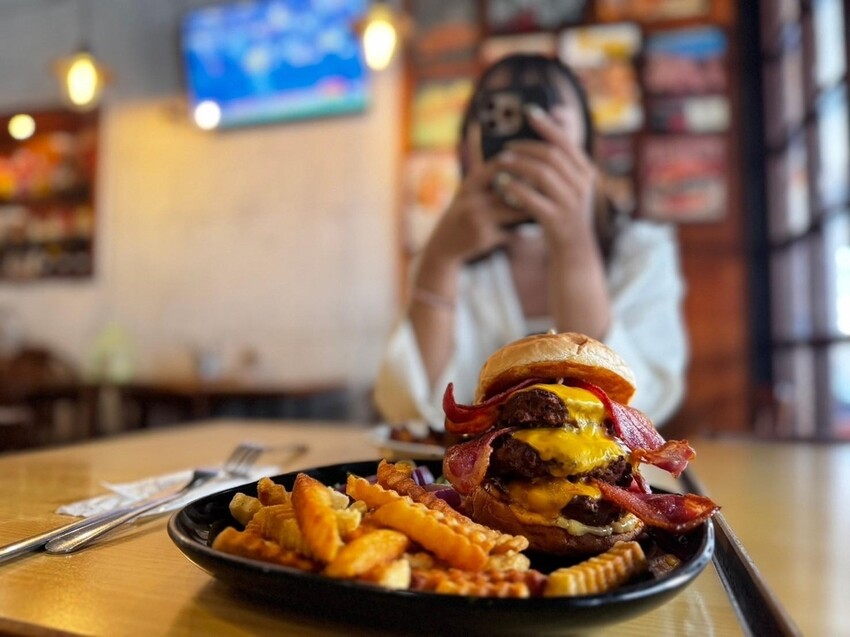 高雄異國美食餐廳推薦！挑戰巨無霸牛肉大漢堡，香蕉巧克力煎餅絕