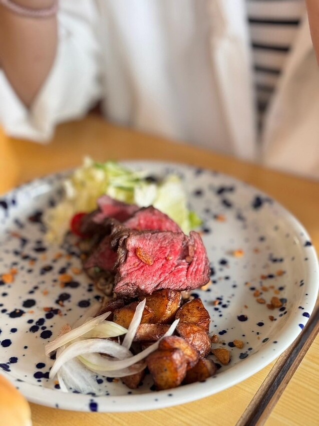 高雄異國美食餐廳推薦！挑戰巨無霸牛肉大漢堡，香蕉巧克力煎餅絕
