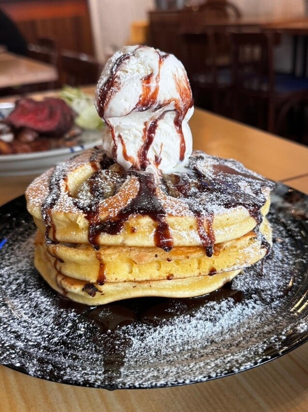 高雄異國美食餐廳推薦！挑戰巨無霸牛肉大漢堡，香蕉巧克力煎餅絕