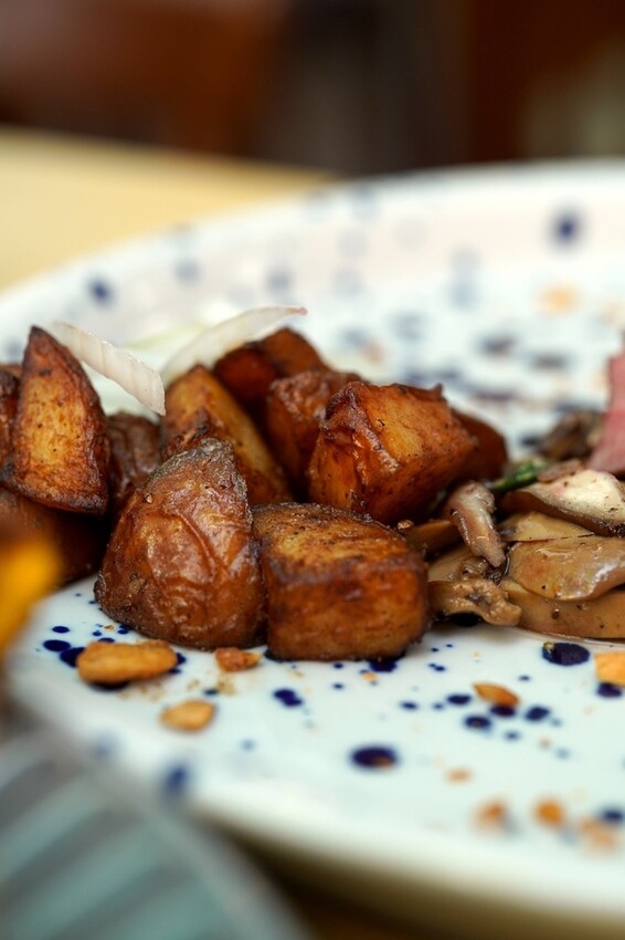 高雄異國美食餐廳推薦！挑戰巨無霸牛肉大漢堡，香蕉巧克力煎餅絕