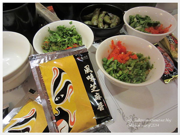 『呷』「北市長安東路」☆ 老四川 巴蜀麻辣燙 ☆不油不膩的麻辣湯頭，涮牛肉最對味