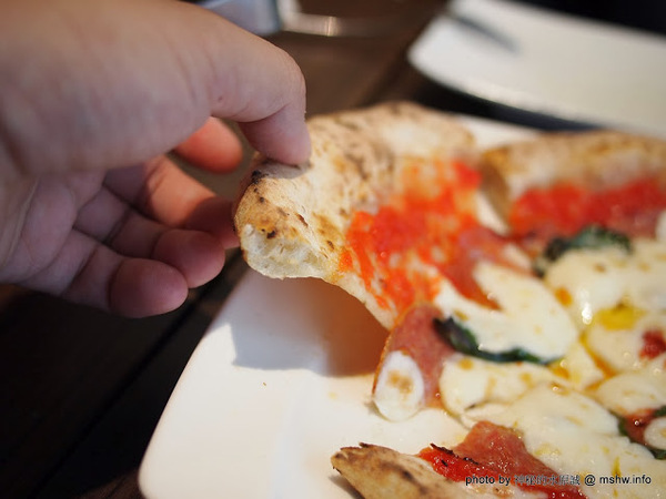 PASSIONE 帕希諾窯烤拿坡里披薩專門店：【食記】台北大安-PASSIONE 帕希諾手工窯烤拿坡里披薩專門店 : 餅皮再Q彈點會更好!