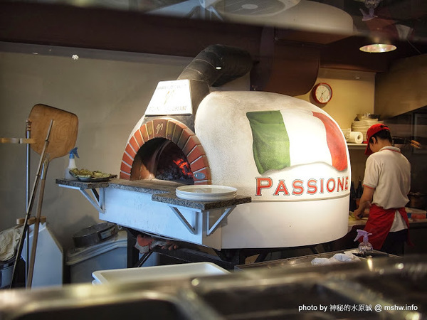 PASSIONE 帕希諾窯烤拿坡里披薩專門店：【食記】台北大安-PASSIONE 帕希諾手工窯烤拿坡里披薩專門店 : 餅皮再Q彈點會更好!
