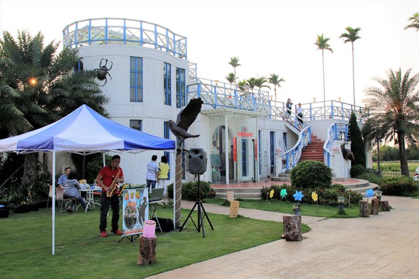 赤腳精靈景觀餐廳:【南投景點】赤腳精靈景觀餐廳,窯烤麵包,休閒露營~情侶約會親子旅遊免費入園