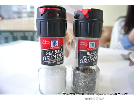 Trattoria Reggiano：【食記】oO。。台北　東區　Trattoria Reggiano Taiwan食品餐廳　大花園　威尼斯花園　小磨菇　小蜜蜂　小飄蟲　提拉米蘇盆栽　超可愛的盆栽花園蛋糕組合，跟著蜜蜂飛舞吧～o○。