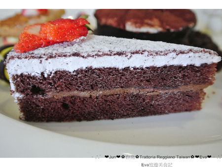 Trattoria Reggiano：【食記】oO。。台北　東區　Trattoria Reggiano Taiwan食品餐廳　大花園　威尼斯花園　小磨菇　小蜜蜂　小飄蟲　提拉米蘇盆栽　超可愛的盆栽花園蛋糕組合，跟著蜜蜂飛舞吧～o○。