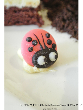 Trattoria Reggiano：【食記】oO。。台北　東區　Trattoria Reggiano Taiwan食品餐廳　大花園　威尼斯花園　小磨菇　小蜜蜂　小飄蟲　提拉米蘇盆栽　超可愛的盆栽花園蛋糕組合，跟著蜜蜂飛舞吧～o○。