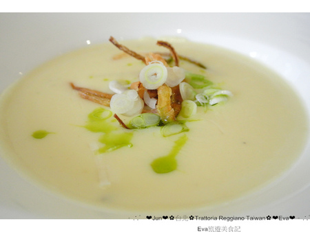 Trattoria Reggiano：【食記】oO。。台北　東區　Trattoria Reggiano Taiwan食品餐廳　大花園　威尼斯花園　小磨菇　小蜜蜂　小飄蟲　提拉米蘇盆栽　超可愛的盆栽花園蛋糕組合，跟著蜜蜂飛舞吧～o○。