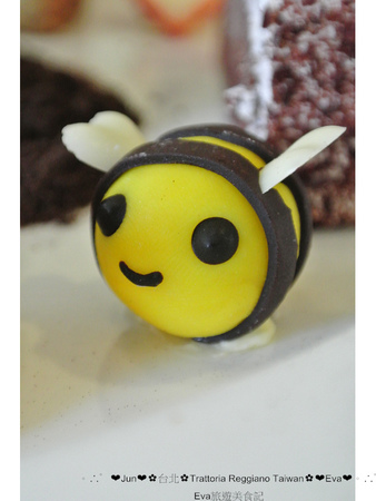 Trattoria Reggiano：【食記】oO。。台北　東區　Trattoria Reggiano Taiwan食品餐廳　大花園　威尼斯花園　小磨菇　小蜜蜂　小飄蟲　提拉米蘇盆栽　超可愛的盆栽花園蛋糕組合，跟著蜜蜂飛舞吧～o○。