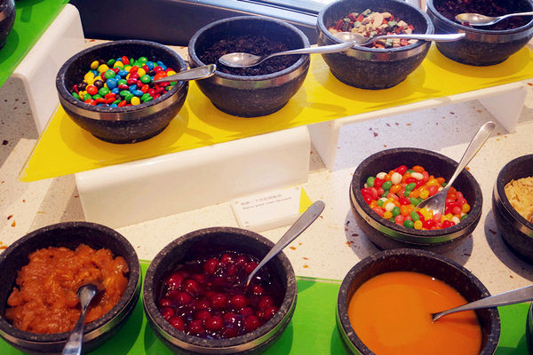 （FoOd台北)♥【W HOTEL】戶外景色優美的the kitchen table西餐廳，超大的遊泳池放鬆區，繽紛玩色活力享瘦下午茶