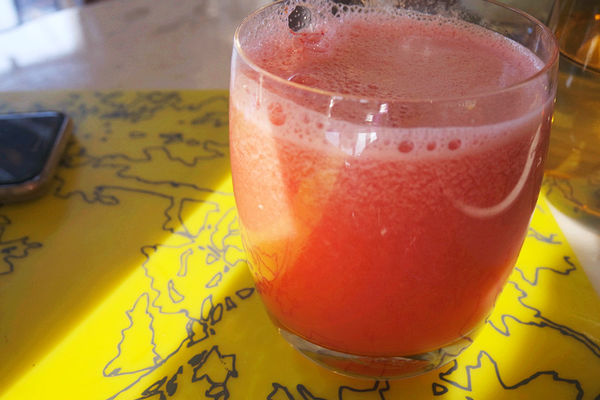 （FoOd台北)♥【W HOTEL】戶外景色優美的the kitchen table西餐廳，超大的遊泳池放鬆區，繽紛玩色活力享瘦下午茶