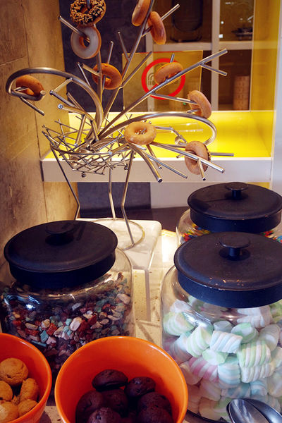 （FoOd台北)♥【W HOTEL】戶外景色優美的the kitchen table西餐廳，超大的遊泳池放鬆區，繽紛玩色活力享瘦下午茶