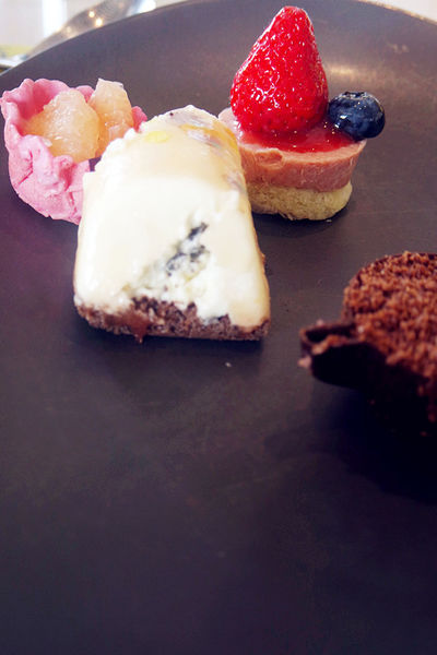 （FoOd台北)♥【W HOTEL】戶外景色優美的the kitchen table西餐廳，超大的遊泳池放鬆區，繽紛玩色活力享瘦下午茶