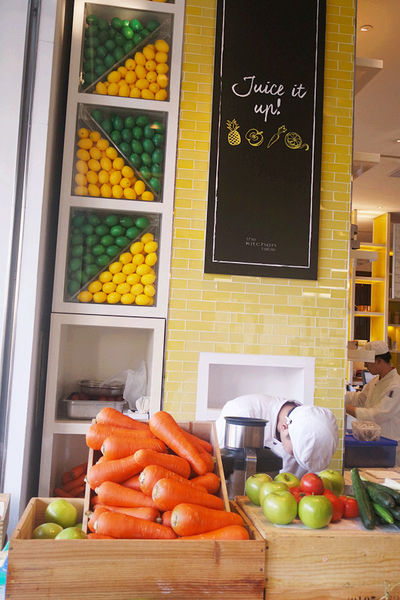 （FoOd台北)♥【W HOTEL】戶外景色優美的the kitchen table西餐廳，超大的遊泳池放鬆區，繽紛玩色活力享瘦下午茶