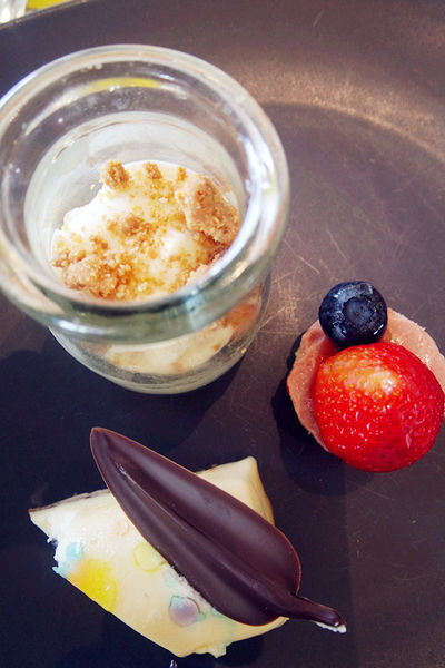 （FoOd台北)♥【W HOTEL】戶外景色優美的the kitchen table西餐廳，超大的遊泳池放鬆區，繽紛玩色活力享瘦下午茶