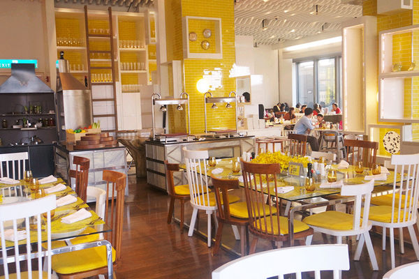 （FoOd台北)♥【W HOTEL】戶外景色優美的the kitchen table西餐廳，超大的遊泳池放鬆區，繽紛玩色活力享瘦下午茶