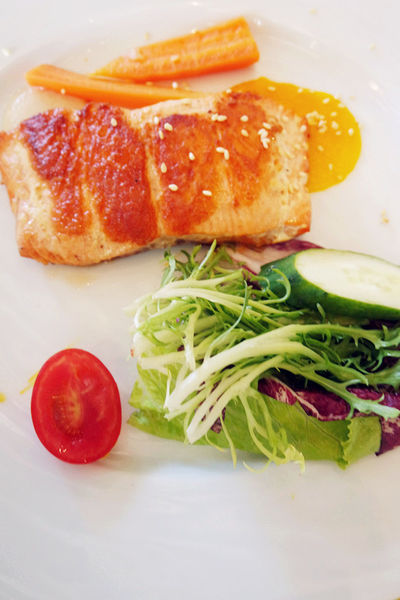 （FoOd台北)♥【W HOTEL】戶外景色優美的the kitchen table西餐廳，超大的遊泳池放鬆區，繽紛玩色活力享瘦下午茶