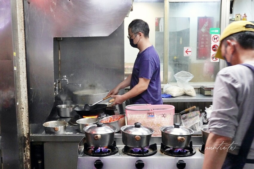 台北市中正區【台北】西門町｜龍記搶鍋麵，小巷裡的隱藏美食，帶有鍋氣香的現炒搶鍋麵