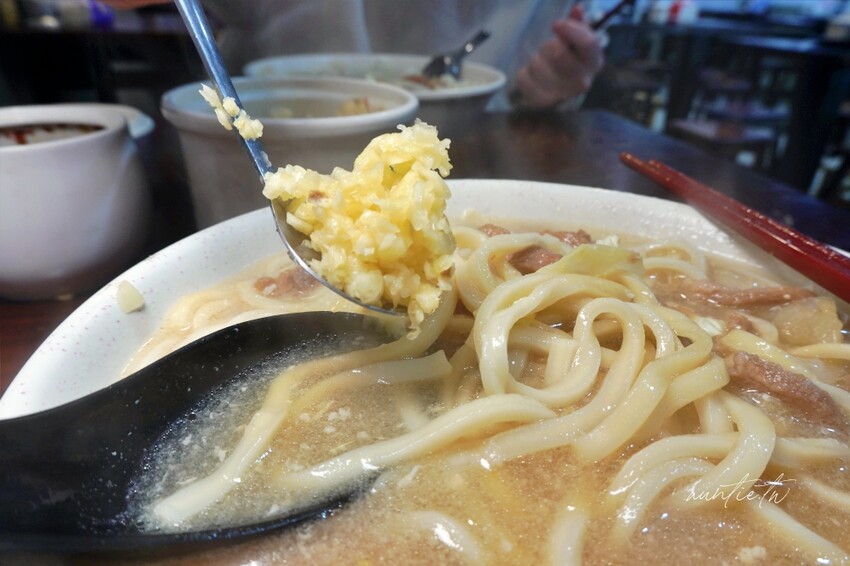 台北市中正區【台北】西門町｜龍記搶鍋麵，小巷裡的隱藏美食，帶有鍋氣香的現炒搶鍋麵