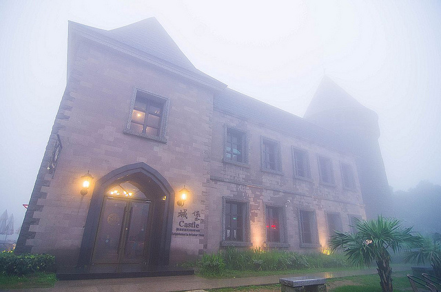 ╠宜蘭╣童話故事城堡在雨中朦朧呈現