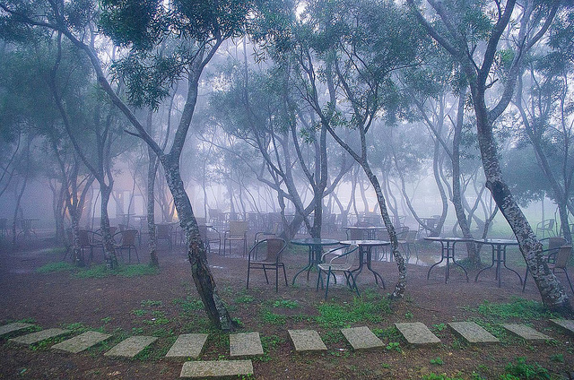 ╠宜蘭╣童話故事城堡在雨中朦朧呈現