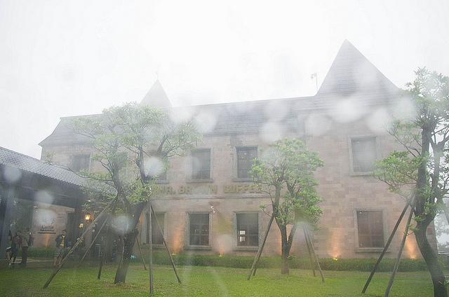 ╠宜蘭╣童話故事城堡在雨中朦朧呈現