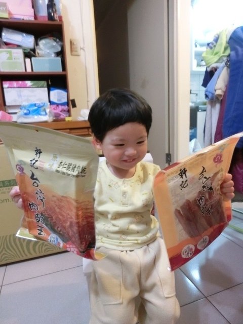 軒記食品台灣肉乾王(中央工廠)：軒記台灣肉乾王搭配咖啡超美味!榮獲2014彰化縣十大伴手禮~還沒吃過他們家招牌蜜汁豬肉乾及原味杏仁脆豬肉乾的朋友還不快來試試!