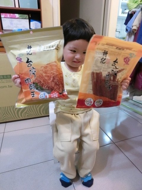 軒記食品台灣肉乾王(中央工廠)：軒記台灣肉乾王搭配咖啡超美味!榮獲2014彰化縣十大伴手禮~還沒吃過他們家招牌蜜汁豬肉乾及原味杏仁脆豬肉乾的朋友還不快來試試!