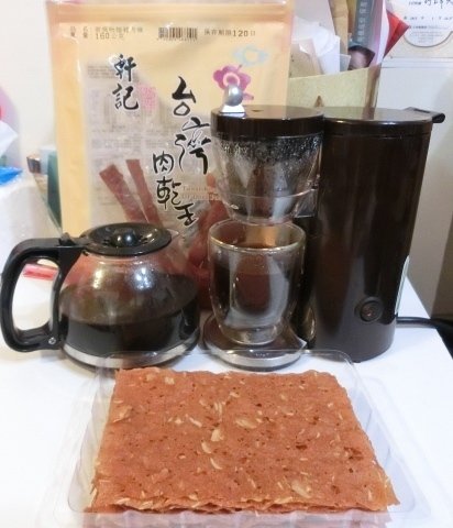 軒記食品台灣肉乾王(中央工廠)：軒記台灣肉乾王搭配咖啡超美味!榮獲2014彰化縣十大伴手禮~還沒吃過他們家招牌蜜汁豬肉乾及原味杏仁脆豬肉乾的朋友還不快來試試!