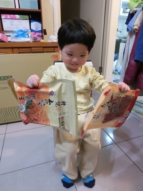 軒記食品台灣肉乾王(中央工廠)：軒記台灣肉乾王搭配咖啡超美味!榮獲2014彰化縣十大伴手禮~還沒吃過他們家招牌蜜汁豬肉乾及原味杏仁脆豬肉乾的朋友還不快來試試!