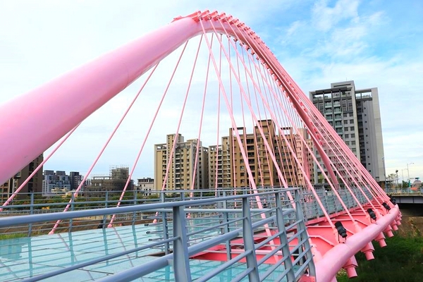 大坑情人橋：【台中景點】台中大坑情人橋-粉紅橋身勾出了我們的少女心好浪漫
