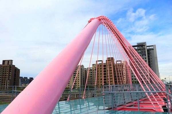 大坑情人橋：【台中景點】台中大坑情人橋-粉紅橋身勾出了我們的少女心好浪漫