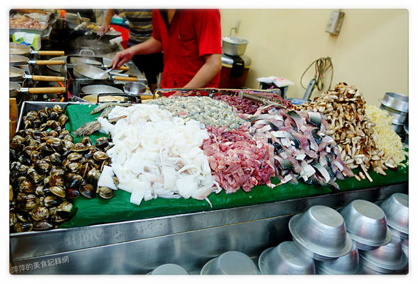 嘉義鮑魚海產粥 ~ 一碗70元.讓你吃到九種好料(延三夜市)- 捷運大橋頭站