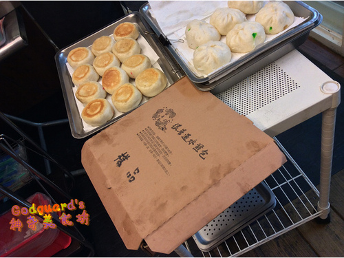 很普通水煎包：(私心推薦)[中原夜市]食尚玩家 浩角翔起共同推薦，遠道而來只為爆漿與牽絲——很普通水煎包