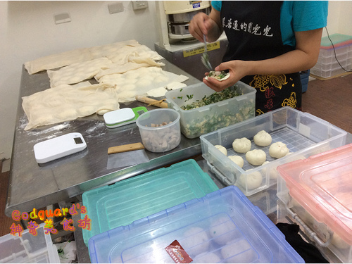 很普通水煎包：(私心推薦)[中原夜市]食尚玩家 浩角翔起共同推薦，遠道而來只為爆漿與牽絲——很普通水煎包