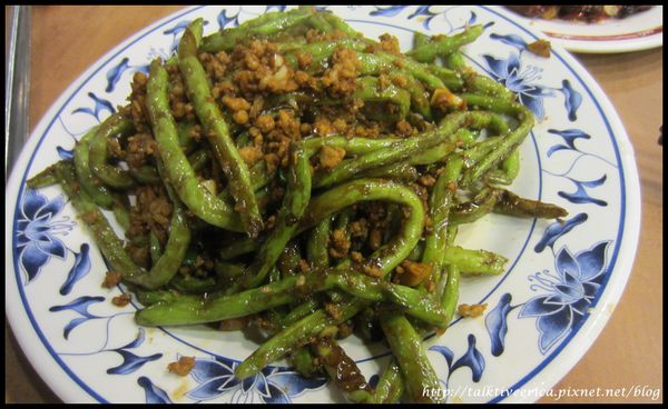 『呷』「捷運小碧潭站」☆ 山東餃子館 ☆ 期待值很高的酸菜白肉鍋