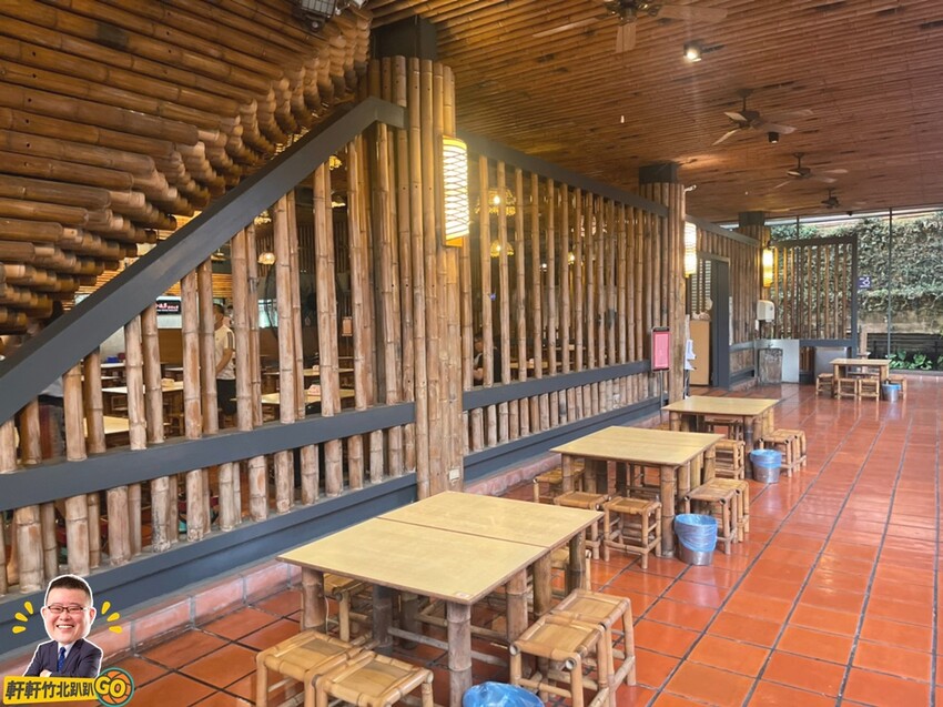 每天新鮮配送活跳跳鮮蝦。各式活蝦、螃蟹、烤魚等海鮮料理