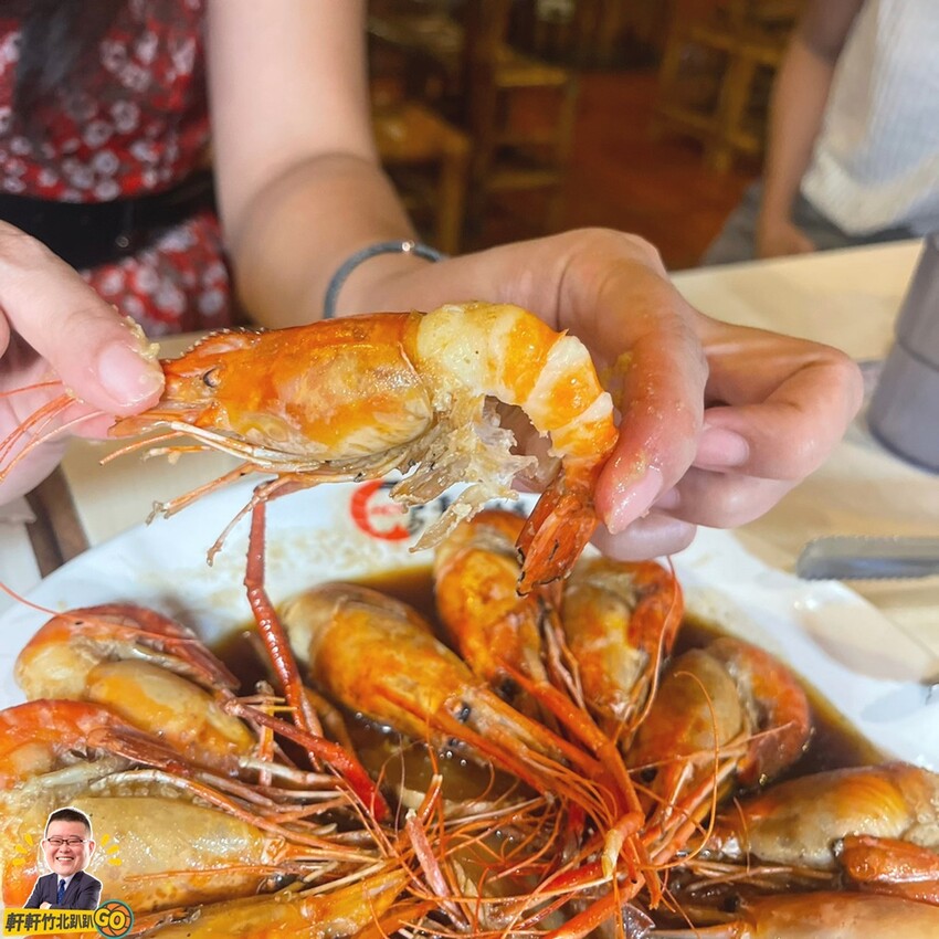 每天新鮮配送活跳跳鮮蝦。各式活蝦、螃蟹、烤魚等海鮮料理