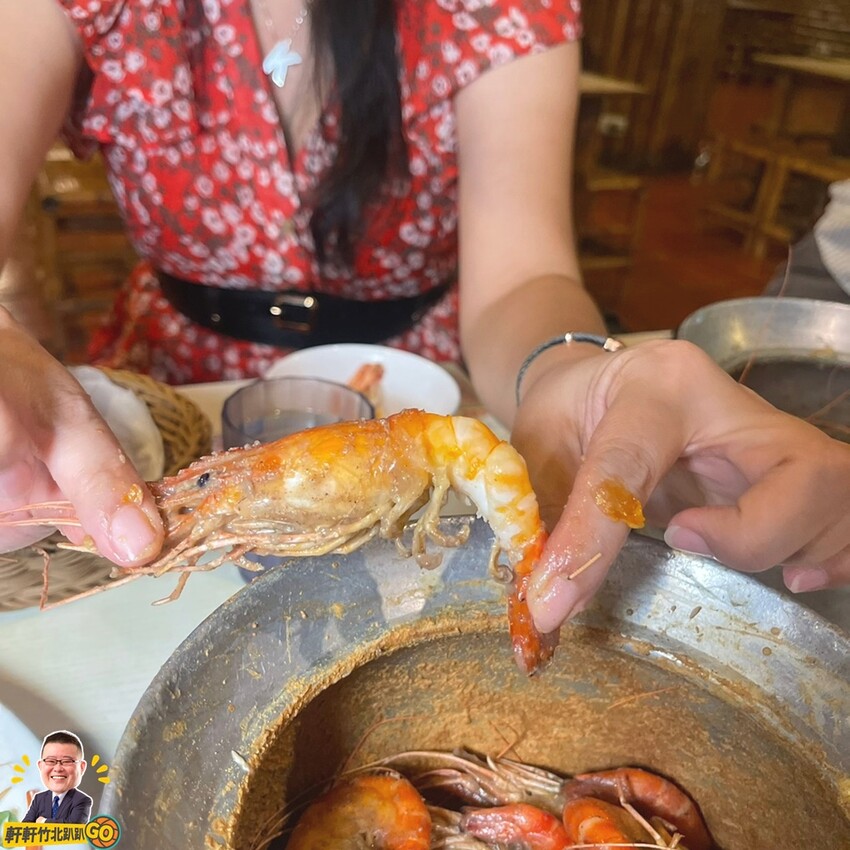 每天新鮮配送活跳跳鮮蝦。各式活蝦、螃蟹、烤魚等海鮮料理