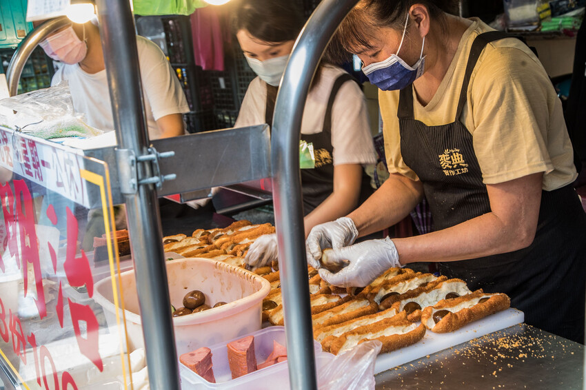 基隆七堵排隊美食！家傳營養三明治超搶手，一開攤就排爆轉角。
