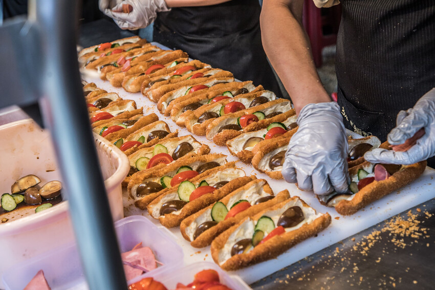 基隆七堵排隊美食！家傳營養三明治超搶手，一開攤就排爆轉角。