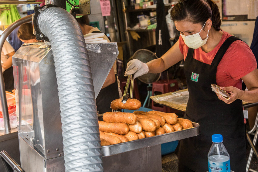 基隆七堵排隊美食！家傳營養三明治超搶手，一開攤就排爆轉角。