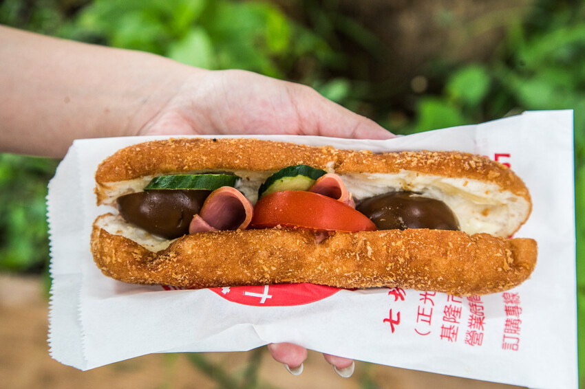 基隆七堵排隊美食！家傳營養三明治超搶手，一開攤就排爆轉角。