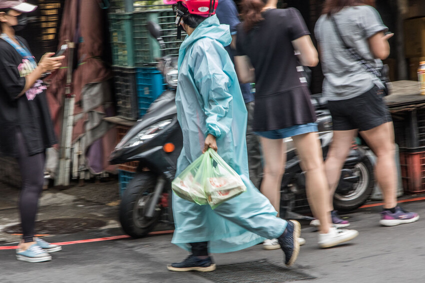 基隆七堵排隊美食！家傳營養三明治超搶手，一開攤就排爆轉角。