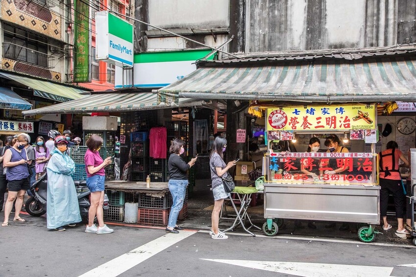 基隆七堵排隊美食！家傳營養三明治超搶手，一開攤就排爆轉角。