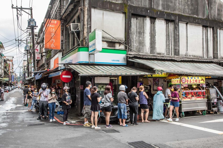 基隆七堵排隊美食！家傳營養三明治超搶手，一開攤就排爆轉角。
